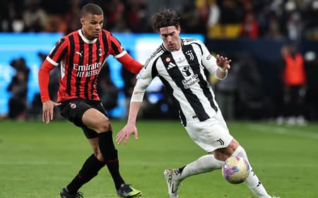Thiaw acompanha Vlahovic durante duelo entre Milan e Juventus, pela Supercopa da Itália
