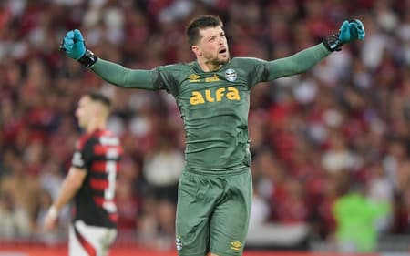 Tiago Volpi comemora gol de pênalti no empate do Grêmio com o Flamengo. (Foto: Thiago Ribeiro/AGIF)