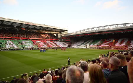 Torcida do Liverpool exibe mosaicos em homenagem a Diogo Jota e André Silva