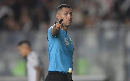 VASCO X CORINTHIANS - O árbitro durante partida entre Vasco e Corinthians no estádio São Januário pelo campeonato Brasileiro A 2025. Foto Thiago RibeiroAGIF