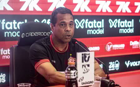 Rodrigo Chagas concede primeira entrevista como treinador do Vitória (Foto: Victor Ferreira / EC Vitória)