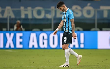 Villasanti cabisbaixo em jogo do Grêmio. (Foto: Maxi Franzoi/AGIF)