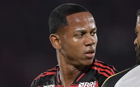Wallace Yan e Hulk se estranham durante jogo do Brasileirão no Maracanã (Foto: Thiago Ribeiro / AGIF)