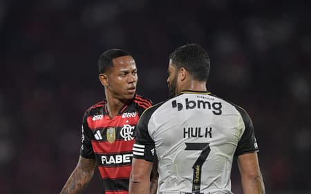 Wallace Yan e Hulk se estranham durante jogo do Brasileirão no Maracanã (Foto: Thiago Ribeiro / AGIF)