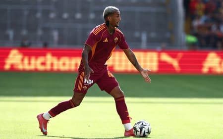 Wesley em ação pela Roma contra o Lens