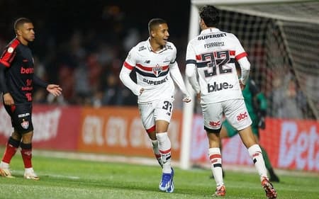 Henrique Carmo estreou pelo profissional do São Paulo contra o Vitória no Brasileirão