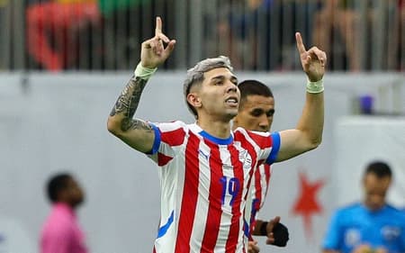 Julio Enciso marcou os dois gols pela seleção do Paraguai na Liga dos Campeões