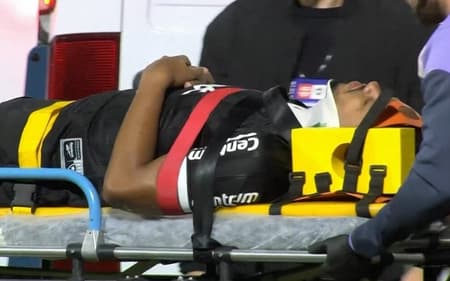 Marlon Freitas, do Botafogo, é retirado de campo em Bragança Paulista (Foto: Reprodução/SporTV)