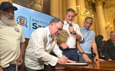O presidente do Santos, Marcelo Teixeira, participa da solenidade de assinatura da nova Vila Belmiro. (Foto: Juliana Yamaoka/ Lance!)