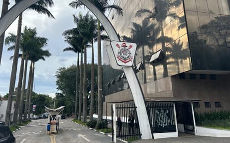 Votação do impeachment de Augusto Melo acontece no Parque São Jorge, sede do Corinthians (Foto: Ulisses Lopresti/ Lance!)