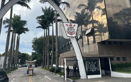 Votação do impeachment de Augusto Melo acontece no Parque São Jorge, sede do Corinthians (Foto: Ulisses Lopresti/ Lance!)