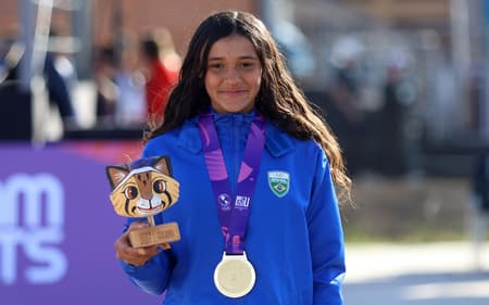 Jogos Pan-Americanos Júnior Assunção 2025 - Skate Street Feminino - Final - A skatista Maria Lucia recebe a medalha de ouro. (Foto: Ana Patricia/COB).