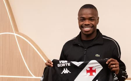 Andrés Gomez durante sua chegada ao Rio de Janeiro (Foto: Divulgação/Vasco)