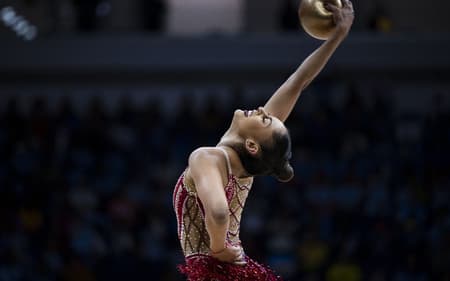 Bárbara Domingos se apresenta com Bola no Mundial de Ginástica Rítmica do Rio de Janeiro (Foto: Ivan Carvalho / CBG)