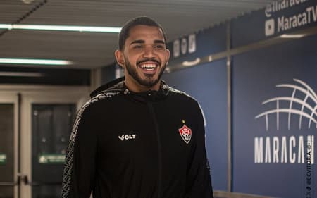 Lucas Arcanjo na chegada ao Maracanã (Foto: Victor Ferreira / EC Vitória)