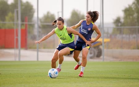 Ana Vitória durante treino do Atlético de Madrid. (Foto: DIvulgação)