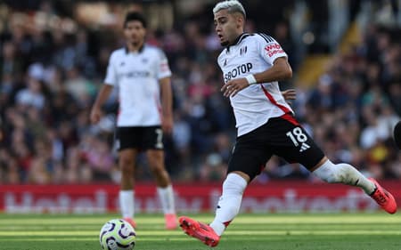 Andreas Pereira em ação pelo Fulham (Foto: Adrian Dennis / AFP)