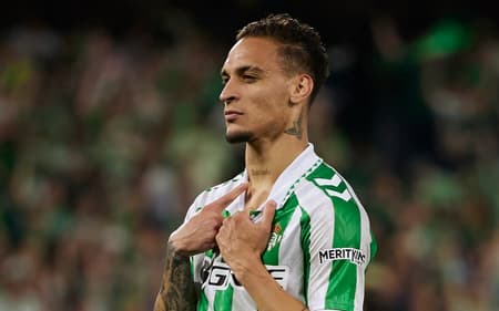 Antony comemorando gol pelo Real Bétis