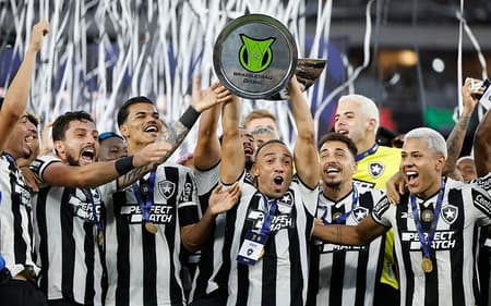 BOTAFOGO ERGUE TAÇA DE CAMPEÃO BRASILEIRO EM 2024 (Foto: Rafael Ribeiro/CBF/Divulgação)