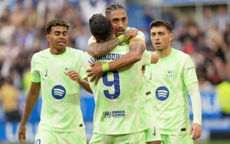 Raphinha e Lewandowski comemoram gol do Barcelona contra o Alavés, pela nona rodada de La Liga (Foto: Cesar Manso / AFP)