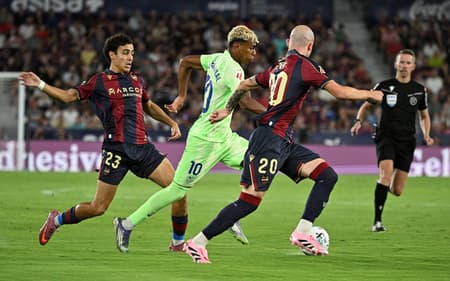 Barcelona vence o Levante de virada por La Liga (Foto: Jose JORDAN / AFP)