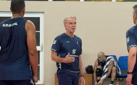 Técnico Bernardinho no treino da Seleção Brasileira masculina de vôlei (foto: Kauhan Fiaux / Lance!)