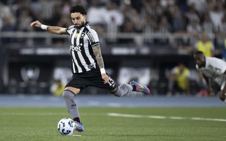 Alex Telles, do Botafogo, está na pré-lista da Seleção Brasileira (Foto: Jorge Rodrigues/AGIF)