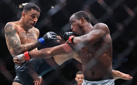 Carlos Prates (esq) ganha luta no UFC Rio (Foto: GEOFF STELLFOX / GETTY IMAGES NORTH AMERICA / Getty Images via AFP)