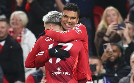 Casemiro comemora gol com Alejandro Garnacho (Foto: Darren Staples/AFP)