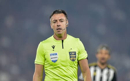 Raphael Claus durante partida entre Flamengo e Atletico-MG no estadio Maracana pelo campeonato Copa Do Brasil 2025. Foto: Thiago Ribeiro/AGIF