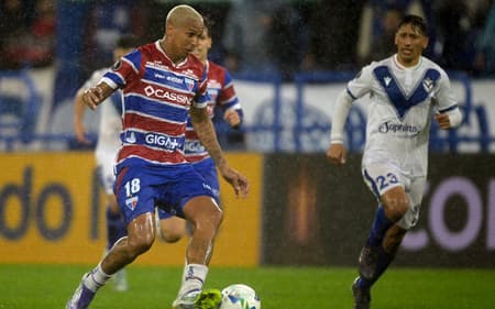 Deyverson em ação no jogo do Fortaleza contra o Vélez Sarsfield pela Libertadores (Foto: Juan Mabromata/AFP)