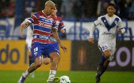 Deyverson em ação no jogo do Fortaleza contra o Vélez Sarsfield pela Libertadores