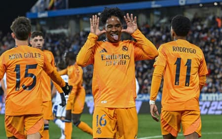 Endrick 'imita' Neymar em comemoração pelo Real Madrid (Foto: Javier Soriano/AFP)
