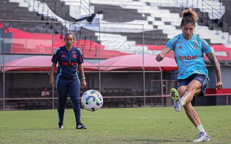 Rosana Augusto (treinadora) e Cristiane (jogadora) atuam no Flamengo. (Foto: PaulaReis/Flamengo)