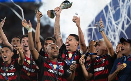 Jogadores do Flamengo comemoram a conquista do Mundial Sub-20 sobre o Barcelona