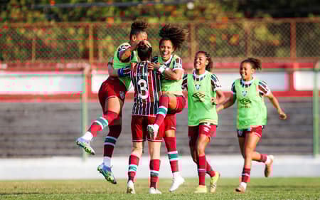 Gislaine comemora seu gol com o time do Fluminense pela Copa do Brasil Feminina