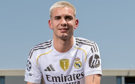 Franco Mastantuono em apresentação pelo Real Madrid (Foto: Divulgação/Real Madrid)