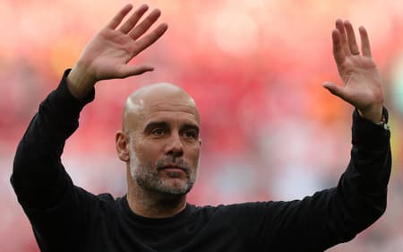 Pep Guardiola ganhou reforços para o Mundial (Foto: Adrian Dennis / AFP)