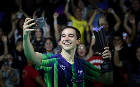 Hugo Calderano faz selfie com a torcida após o título em Foz do Iguaçu (Foto: Abelardo Mendes Jr/ CalderanoTM)