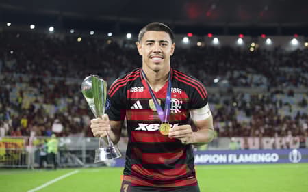 Iago comemora título Mundial no Flamengo. (Foto: Gilvan de Souza/Flamengo)