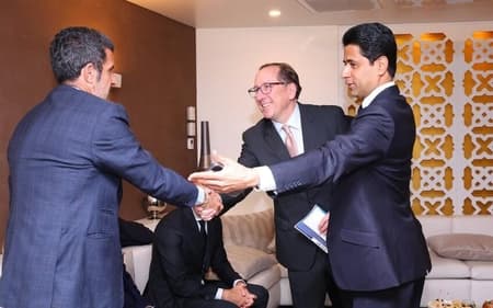 John Textor e Nasser Nasser Al-Khelaïfi juntos em jogo do PSG (Foto: Reprodução/Redes sociais)