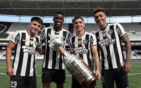 Thiago Almada, Luiz Henrique, Savarino e Igor Jesus foram campeões da Libertadores com o Botafogo