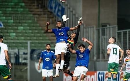 O Cruzeiro empatou o segundo jogo seguido em casa e está muito longe do G4 da Série B