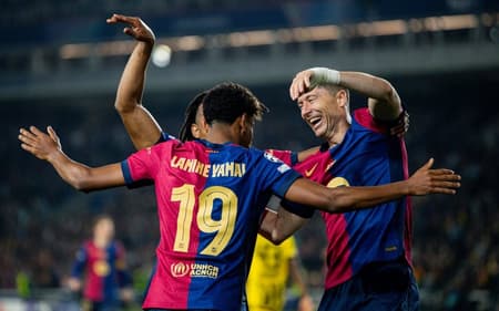 Lamine Yamal e Robet Lewandowski comemorando gol contra o Borussia Dortmund pela Champions