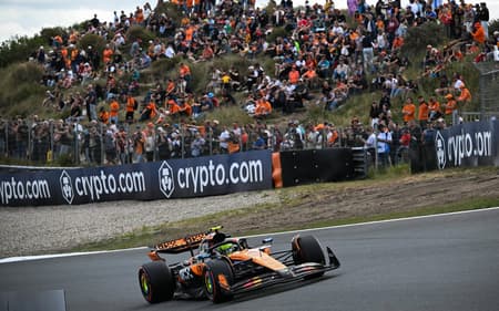 Lando Norris, da McLaren, em ação no primeiro treino do GP da Holanda (Foto: NICOLAS TUCAT / AFP)