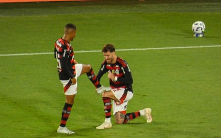 Léo Pereira comemora gol do Flamengo com Samuel Lino (Foto: Lucas Bayer/Lance!)