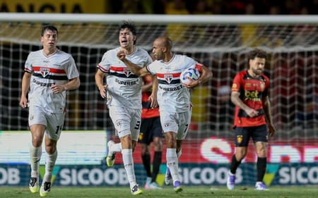 Lucas Moura, do São Paulo, comemora seu gol contra o Sport na Ilha do Retiro