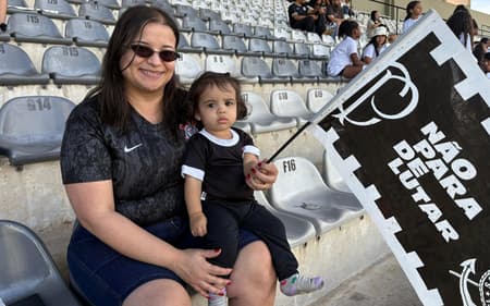 Mãe e filha acompanham vitória do Corinthians na Fazendinha. (Foto: Giselly Corrêa/Lance!)