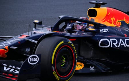 Max Verstappen, da Red Bull, em ação no primeiro treino do GP da Holanda (Foto: JOHN THYS / AFP)