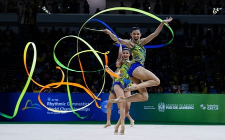 Conjunto do Brasil durante apresentação de simples no Mundial de Ginástica Rítmica (Foto: Ivan Carvalho / CBG)